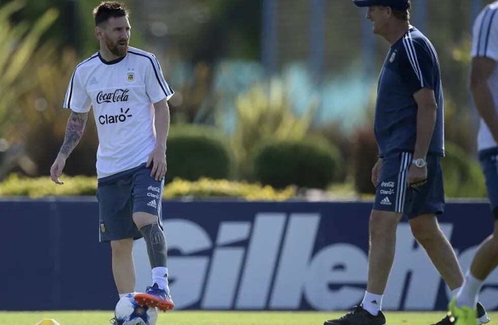 Argentina's coach Edgardo Bauza (R) talks to forward Lionel Messi during a training session in Ezeiza, Buenos Aires, on March 21, 2017 ahead of their World Cup South American qualifier football matches against Chile and Venezuela.  / AFP PHOTO / Juan MABR