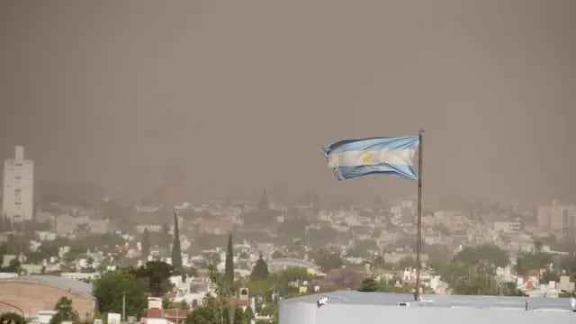 Alerta amarilla por vientos: olor a quemado y cenizas en la ciudad de Córdoba. (José Hernández / La voz)