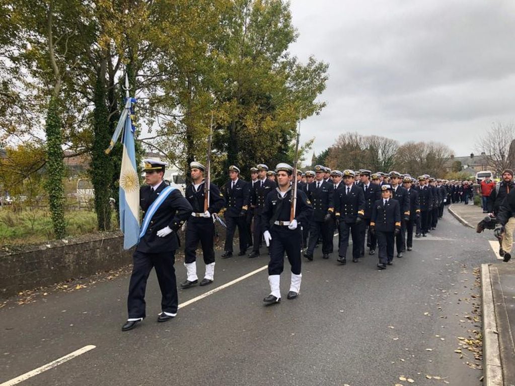 Miembros de la Armada Argentina desfilaron y rindieron homenaje al padre de la Armada Argentina en Foxford, Irlanda