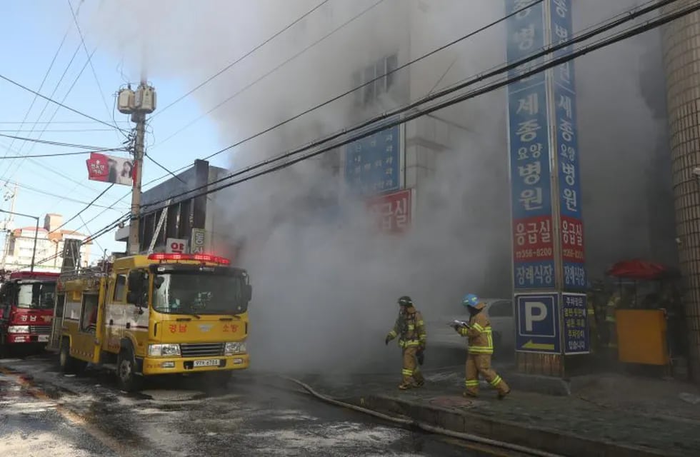 Bomberos intentan apagar el fuego en un hospital en Miryang (Corea del Sur)