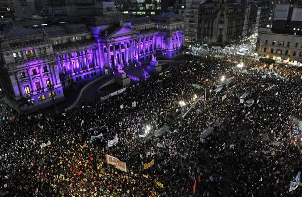 Miles de personas se concentraron el 3 de junio de 2015, en los alrededores de la plaza del Congreso argentino en Buenos Aires durante una manifestación bajo el lema \