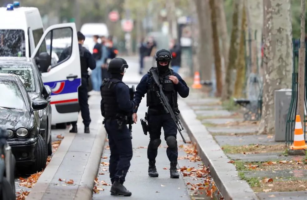 La policía francesa custodia la zona del ataque con arma blanca.