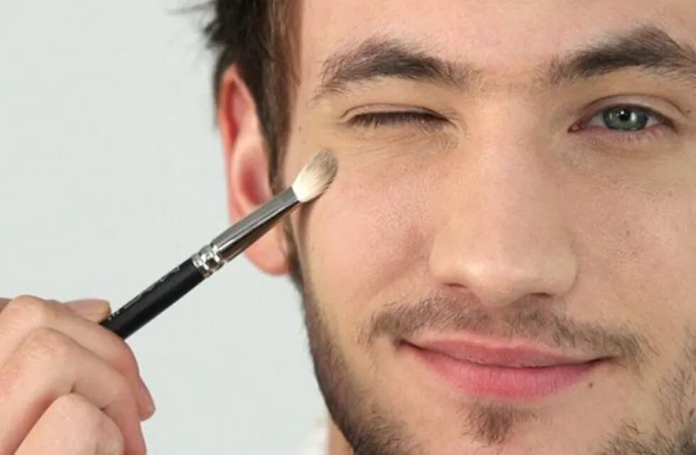 Una marca japonesa enseña a los hombres cómo deben maquillarse
