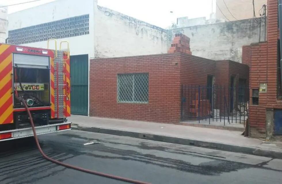 Incendio en una casa de barrio Alberdi. (Foto: Cadena 3)