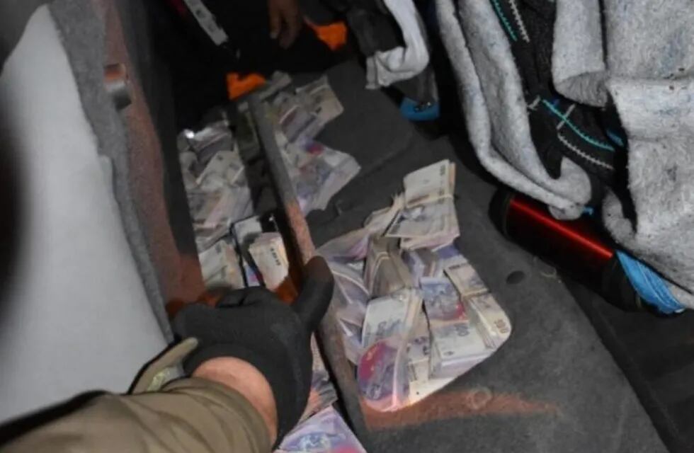 Obereños transportaban 4 millones de pesos ocultos en su camioneta y fueron demorados