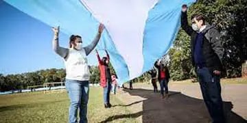 Para este viernes patrio, Eldorado lució la bandera argentina confeccionada localmente