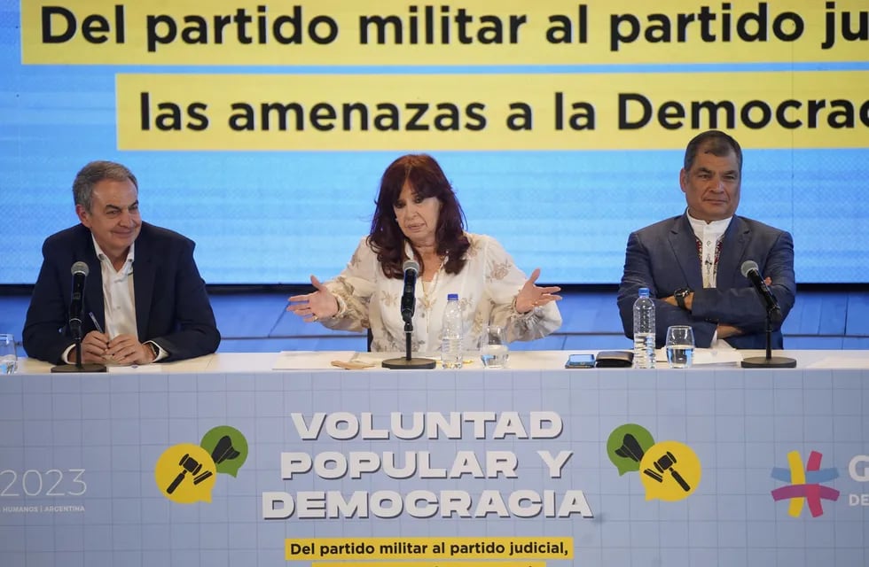 Cristina Kirchner junto a Rodríguez Zapatero y Rafael Correa. Foto: Clarín