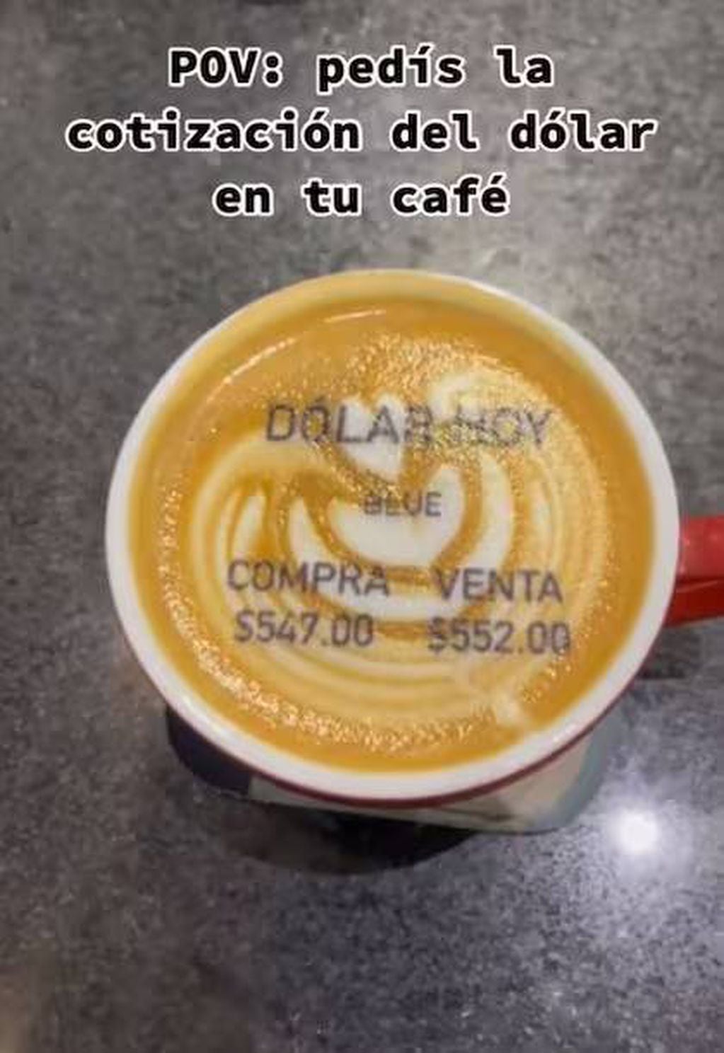 Café con la cotización del dólar blue impresa.