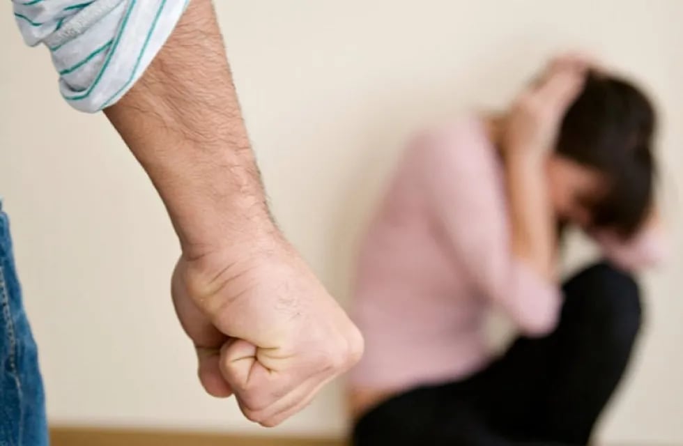 Una mujer fingió estar desmayada para que su pareja dejara de agredirla