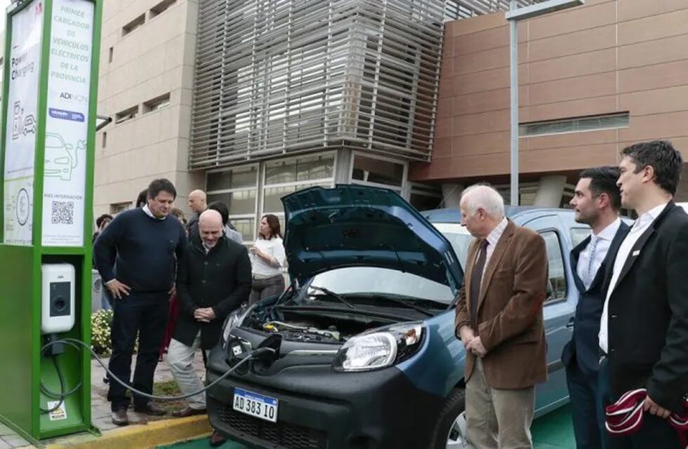 Inauguraron el primer cargador para autos eléctricos.