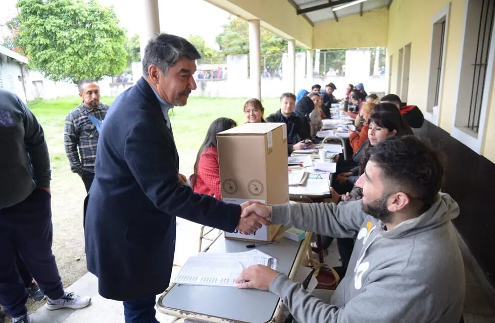 El ministro del Interior y candidato a vicegobernador por el Frente de Todos por Tucumán, Miguel Acevedo emitió su voto en una escuela capitalina.