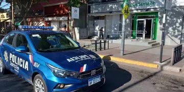 Balearon una sucursal del Banco de Santa Fe en Rosario