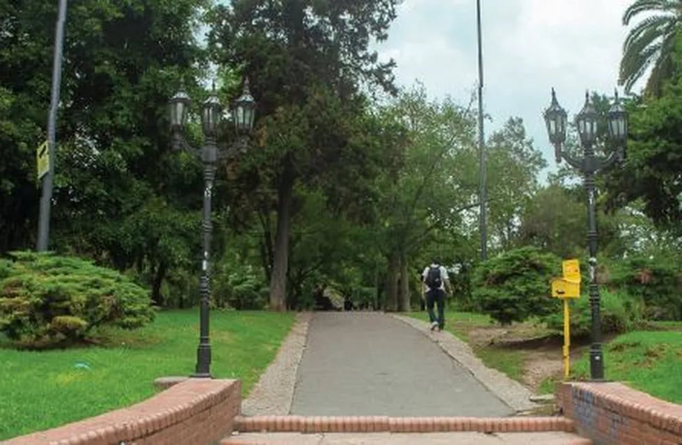 Restauran el Parque Las Heras, con mu00e1s verde y luminarias
