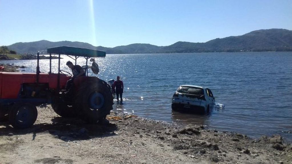 Lograron recuperar el auto en el Lago Los Molinos