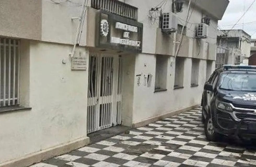 Desconocidos atacaron con barras de hierro la puerta de la Municipalidad de VIlla Gobernador Gálvez. (MPA)