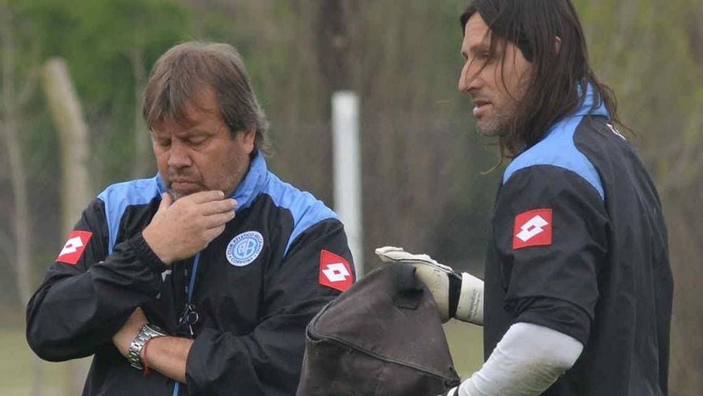 Históricos. Zielinski es el DT que más dirigió a Belgrano y Olave, el jugador con más partidos. (Foto: Raimundo Viñuelas)