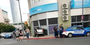 Una camioneta Renault Saveiro se incrustó contra las oficinas centrales de Anses en Córdoba y terminó adentro del local.