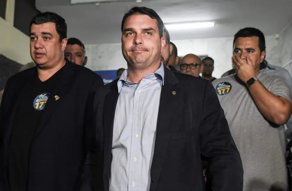 Flavio Bolsonaro (C), son of Brazil's right-wing presidential frontrunner Jair Bolsonaro, is seen at Santa Casa hospital where his father was being treated in the southeastern city of Juiz de Fora on September 7, 2018. - Brazil's right-wing presidential frontrunner Jair Bolsonaro was stabbed and seriously injured while campaigning on September 6, with police saying the suspect claimed to be acting on orders from God. (Photo by Fabio TEIXEIRA / AFP)