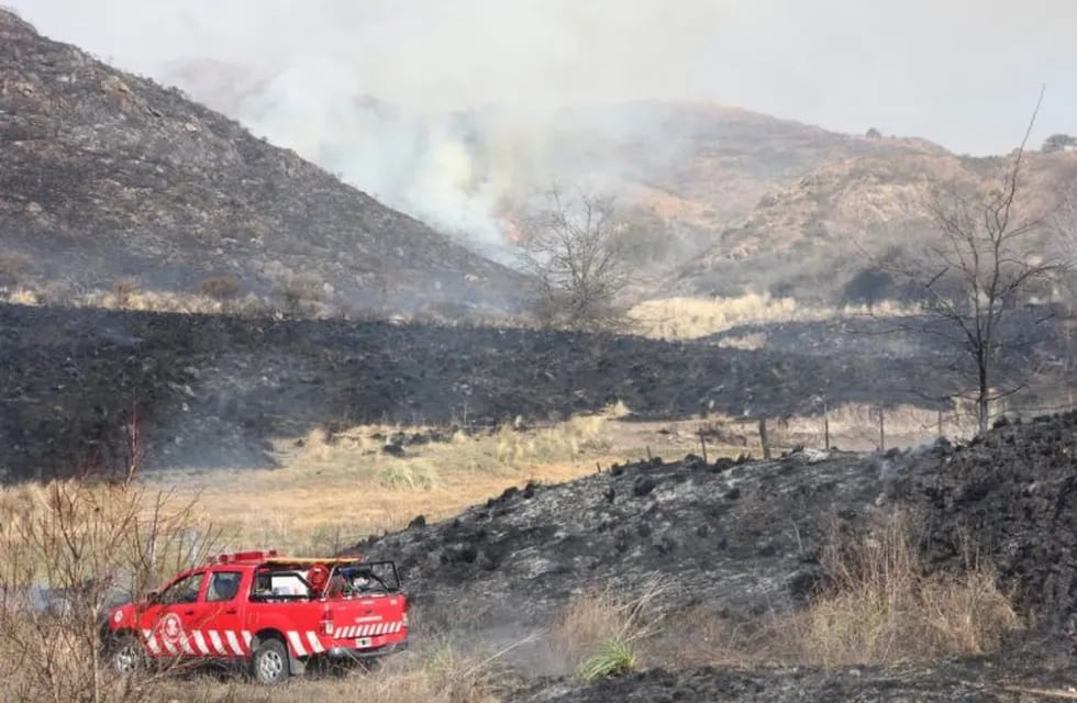Incendio en el Camino de las Altas Cumbres entre Icho Cruz y Cuesta Blanca.