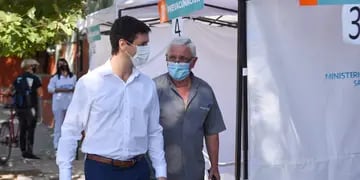 El intendente de San Vicente, Nicolás Mantegazza, en una recorrida por un centro de vacunación con el secretario de Salud, Julio Goya