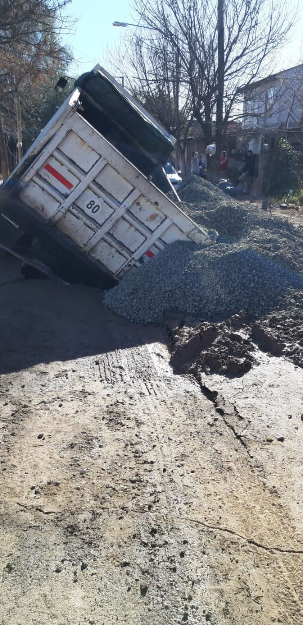 Un camión de gran porte se hundió en una de las calles de Villa El Libertador. (Fotos Periódico La Décima)