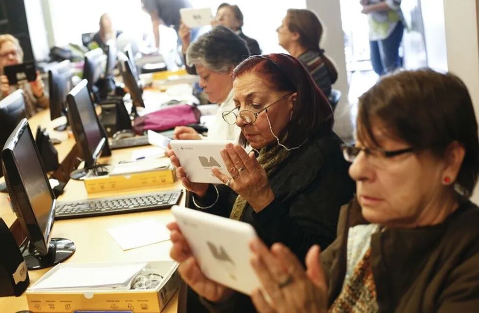 Adultos mayores de La Plata recibirán tablets para agilizar trámites y estar informados