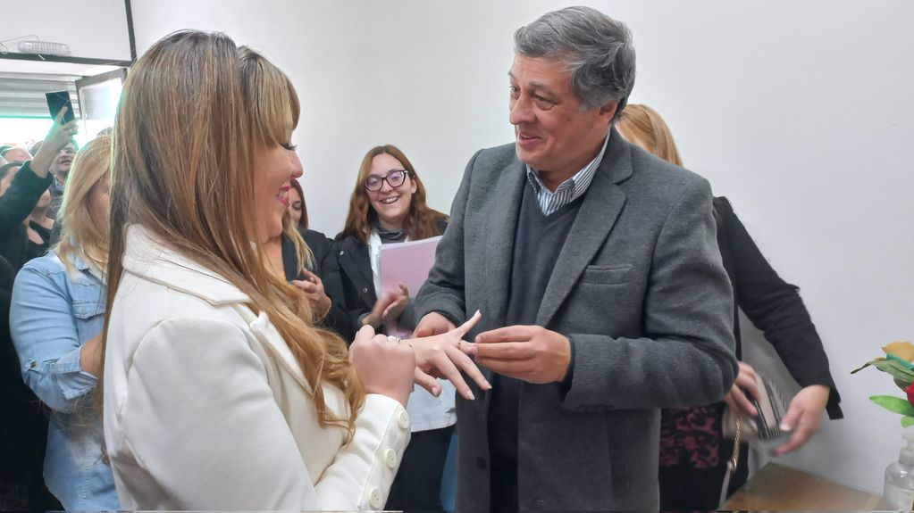 Janina Ortiz y Daniel Orozco se casaron en un registro civil de Las Heras. Foto: gentileza Matías Pascualetti @MATIPASCUALETTI.