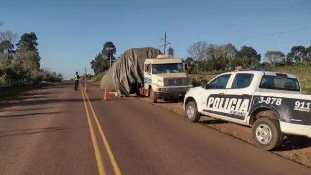Aristóbulo del Valle: un camión derramó su carga de yerba sobre la ruta