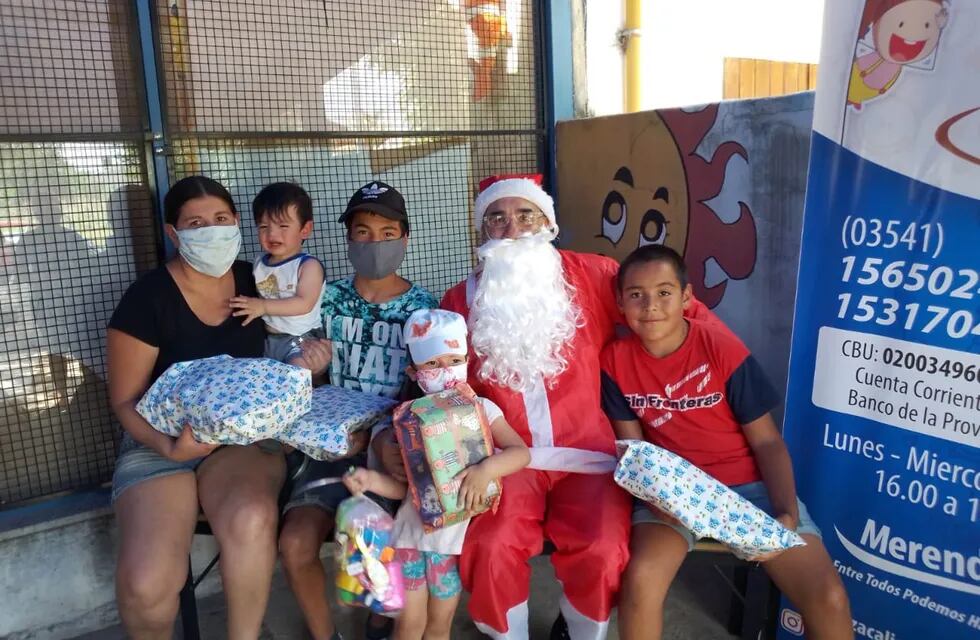 Una de las cientos de familias que recibieron su juguete entregado por el "Papá Noel" de Panza Cliente. (Foto: gentileza Cristian Abratte).