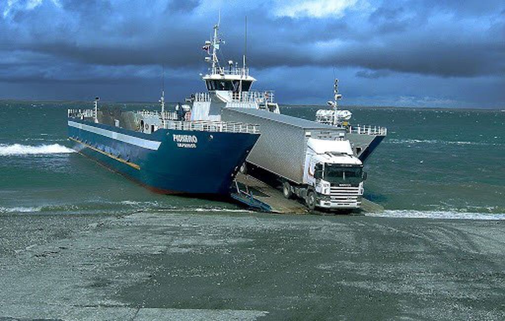 La provincia se abastece vía terrestre, pero los camiones deben tomar el ferry que los hace cruzar el Estrecho de Magallanes para ingresar a la isla.