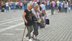 Las mujeres mayores sufren más la insuficiencia de ingresos según el informe. 