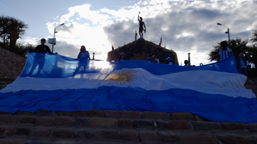 En la ciudad histórica de Humahuaca, la hinchada se concentra desde temprano en la explanada del Monumento a los Héroes de la Independencia, para alentar a la Selección de Messi y Scaloni.