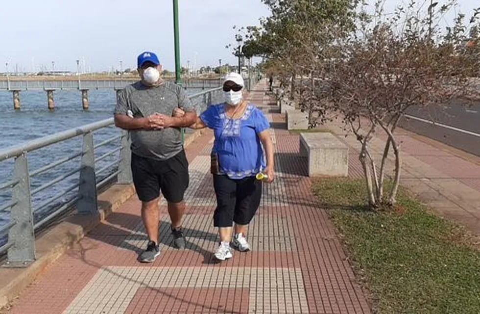 Caminata de adultos mayores en la Costanera de Posadas. (Web)