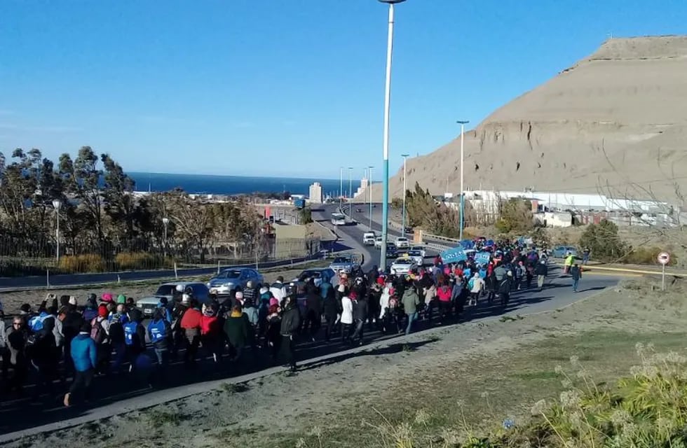 Unas 400 trabajadores formaron parte de la marcha. Foto Eliana Gómez