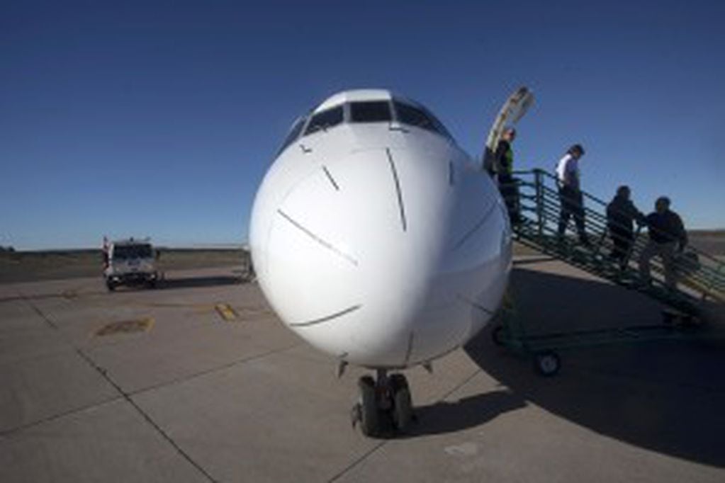 El vuelo 571 de la aerolínea Andes que debía partir de Iguazú esta tarde, fue evacuado por un protocolo anti bombas. (WEB)
