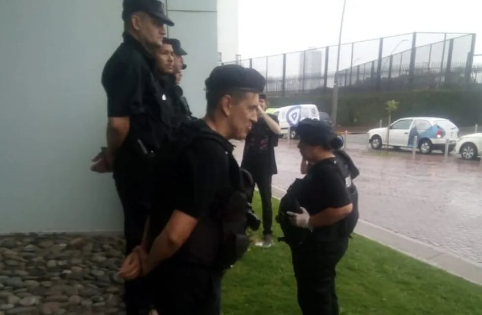 La policía rosarina custodia en forma rotativa las torres Maui de Puerto Norte. (@radio2rosario)