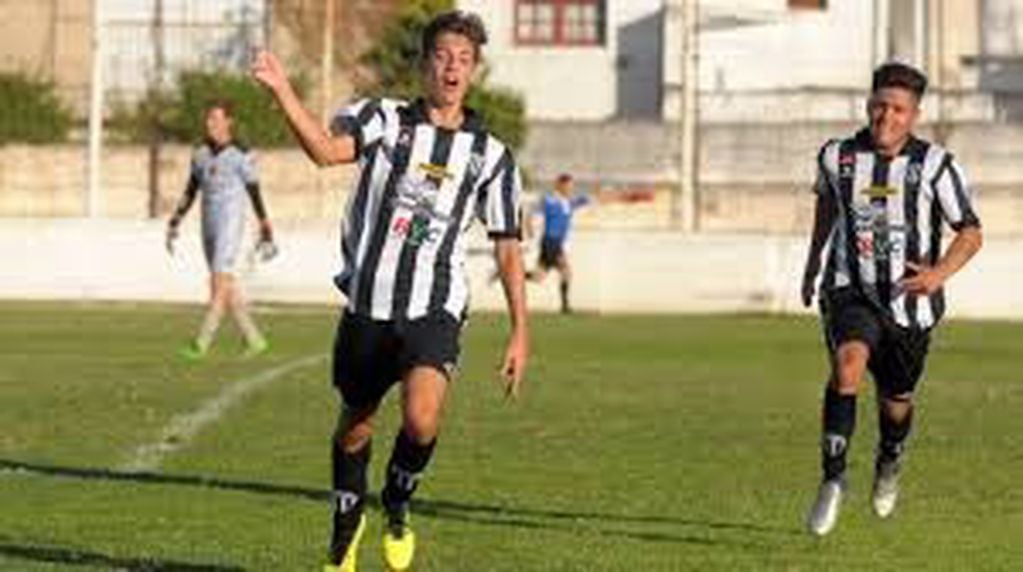 Lautaro Cerato (Liniers) es el goleador del campeonato