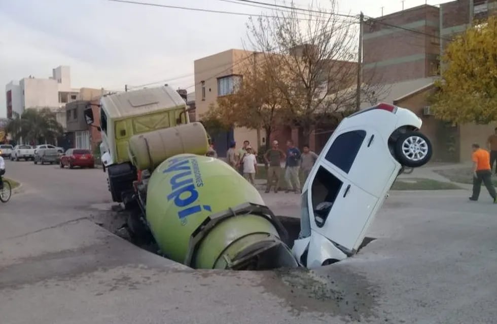 Imagen archivo. Hundimiento de calzada en la calle Piacentini en mayo de 2018.