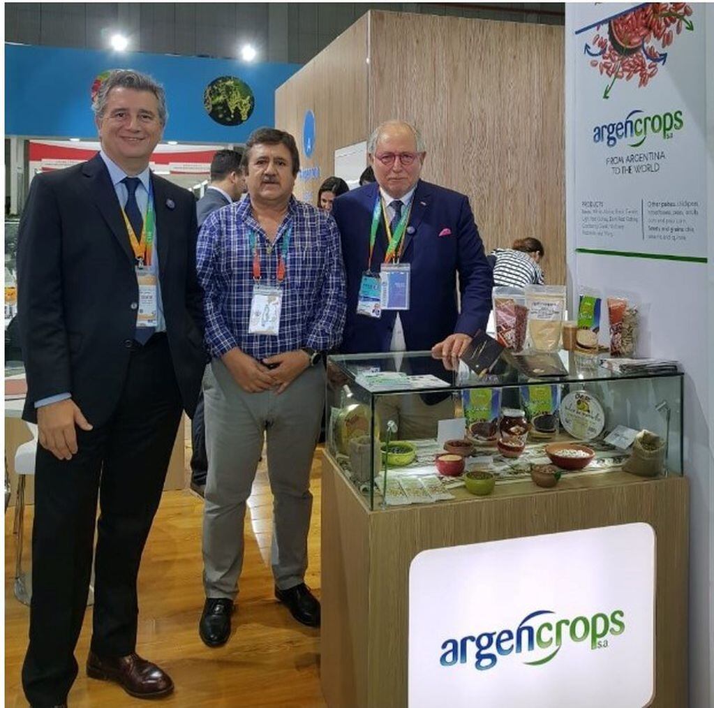 En la inauguración del pabellón argentino en la CIIE estuvieron el secretario de Agroindustria, Luis Miguel Etchevehere (izq.) y  el embajador argentino en China, Diego Guelar (der.). Con ellos en la foto, Raúl Villafañe, de Argencrops.