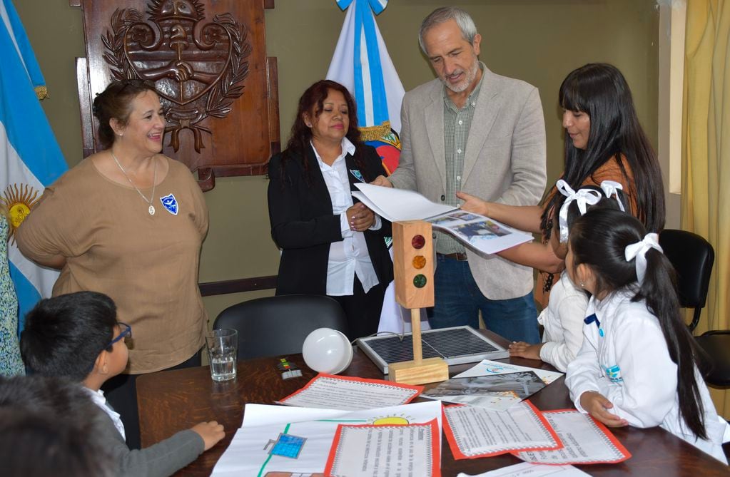 Las docentes comentaron a los concejales diferentes aspectos del proyecto "Piedra Libre para el Color Rojo" que representó a Jujuy en Tecnópolis.
