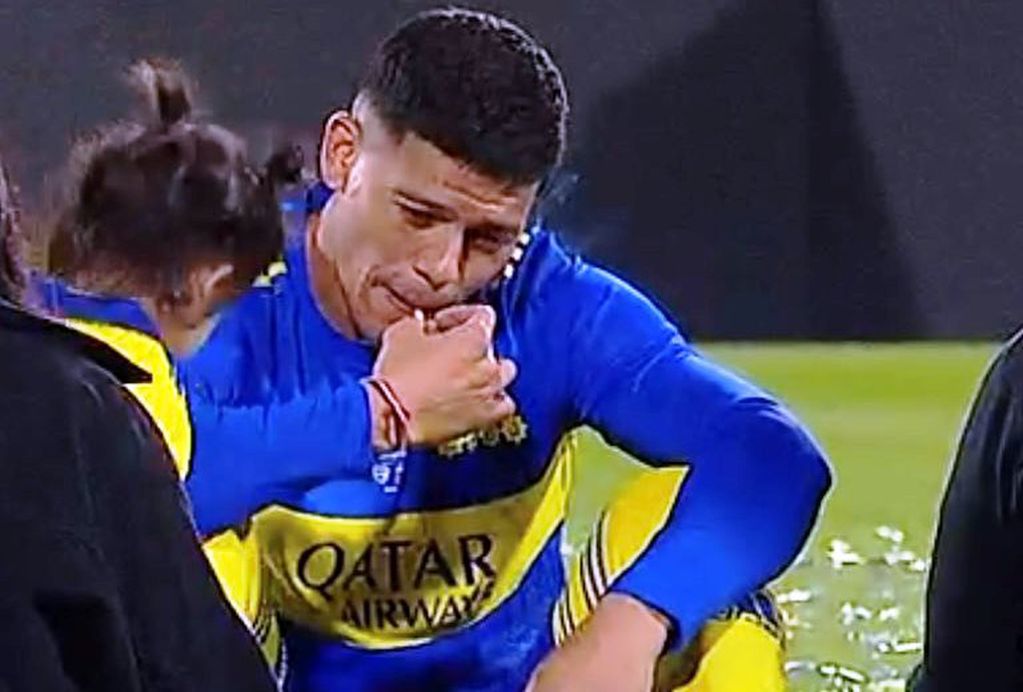 La imagen viral de Marcos Rojo, fumando en el césped del estadio Kempes tras el título de Boca Juniors.