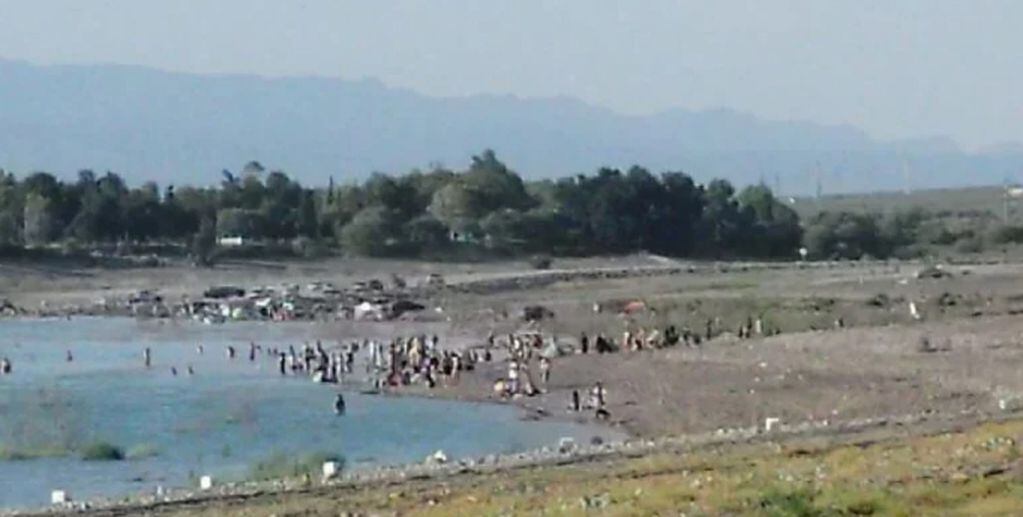 Pese a la prohibición, una multitud copó las playas del dique de Ullum. 