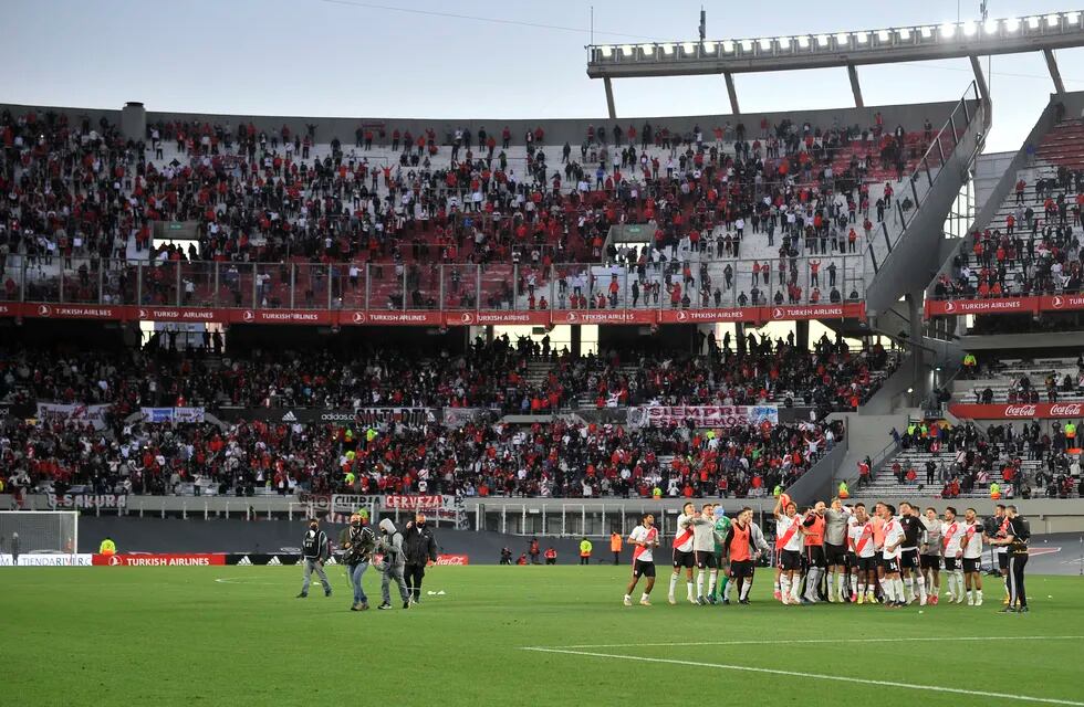 El Gobierno confirmó que el aforo del 50% en los estadios se mantendrá “por lo menos hasta el 1 noviembre”. (Clarín)