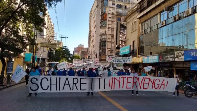 Trabajadores de la Coopi protestaron este jueves en pleno centro de la ciudad de Córdoba.