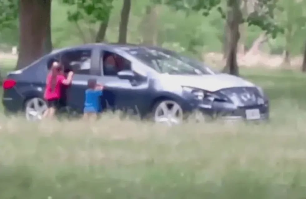 Una pareja bajó a sus hijos del auto para tener relaciones sexuales