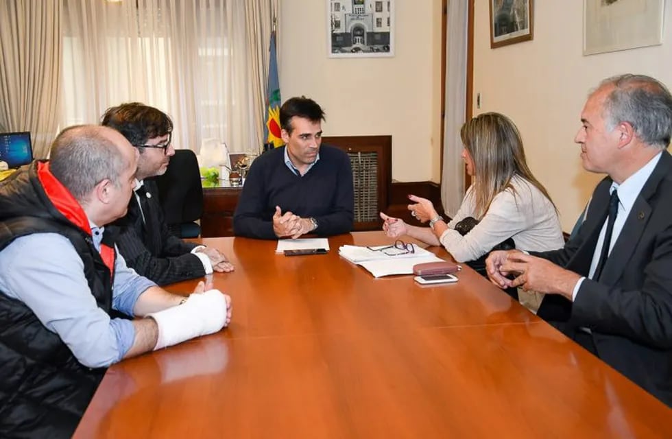 Autoridades del Colegio de Escribanos con el Intendente Municipal Facundo López.