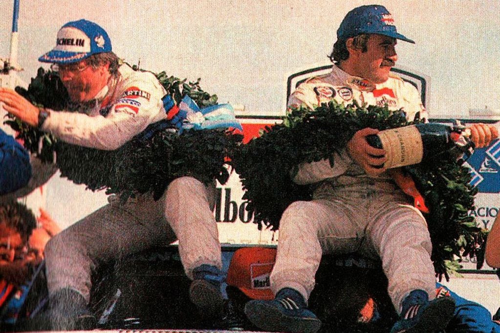 En el entonces Estadio Córdoba, Jorge Recalde y Jorge Del Buono celebran como ganadores absolutos del Rally de Argentina 1988. (Archivo).