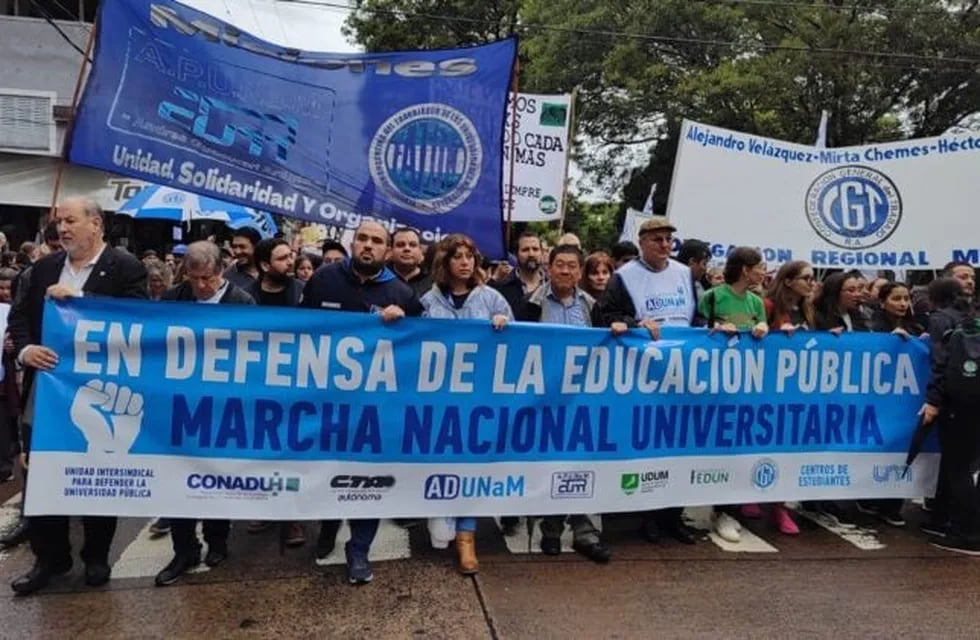Marcha por la universidad pública: pese a las inclemencias climáticas Misiones se unió a la masiva movilización.