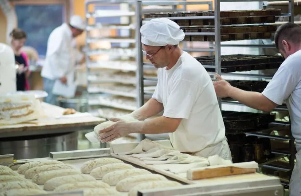 TO GO WITH STORY GERMANY-LIFESTYLE-FEATURE-BREAD\r\nA master baker Steffen Haensch prepares the potato bread at the bakery Plentz on July 1, 2013 in Schwante.  AFP PHOTO / JOHANNES EISELE\r\n alemania  panificadora panificacion pan