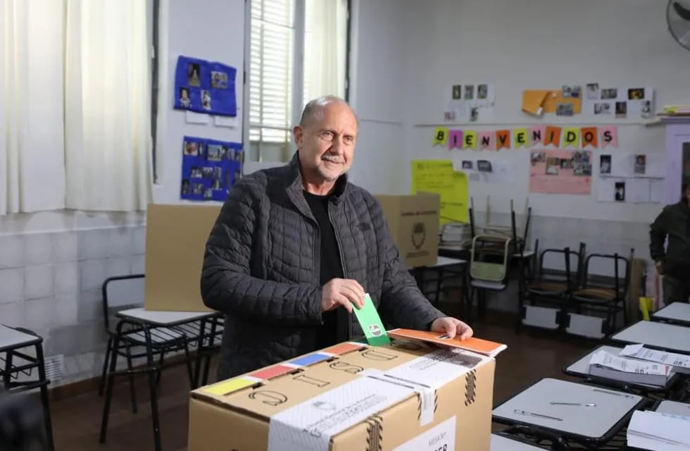 Omar Perotti, gobernador de Santa Fe, ya emitió su voto en Rafaela.
